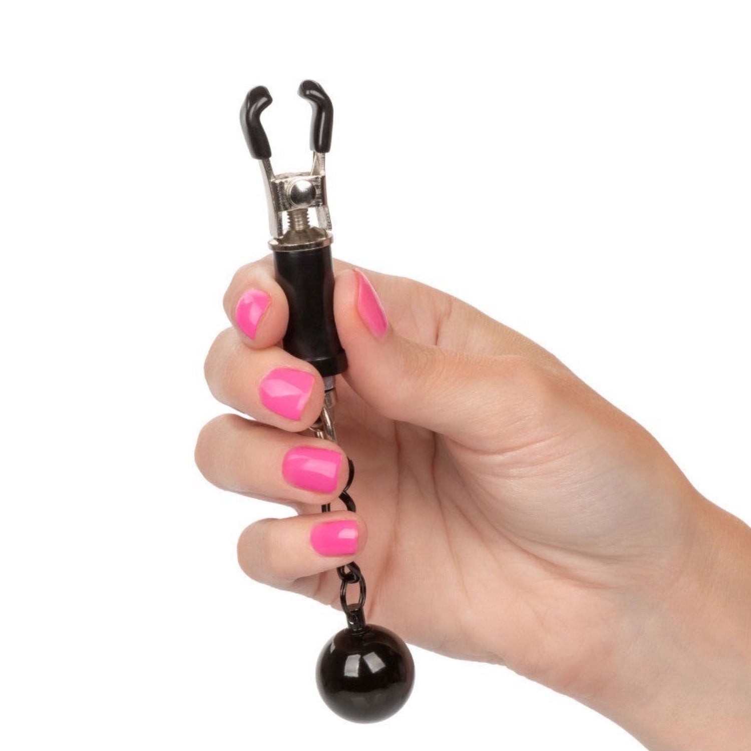 Kink-gear til BDSM: Billede af en hånd, der holder en nipple klemme med vægt